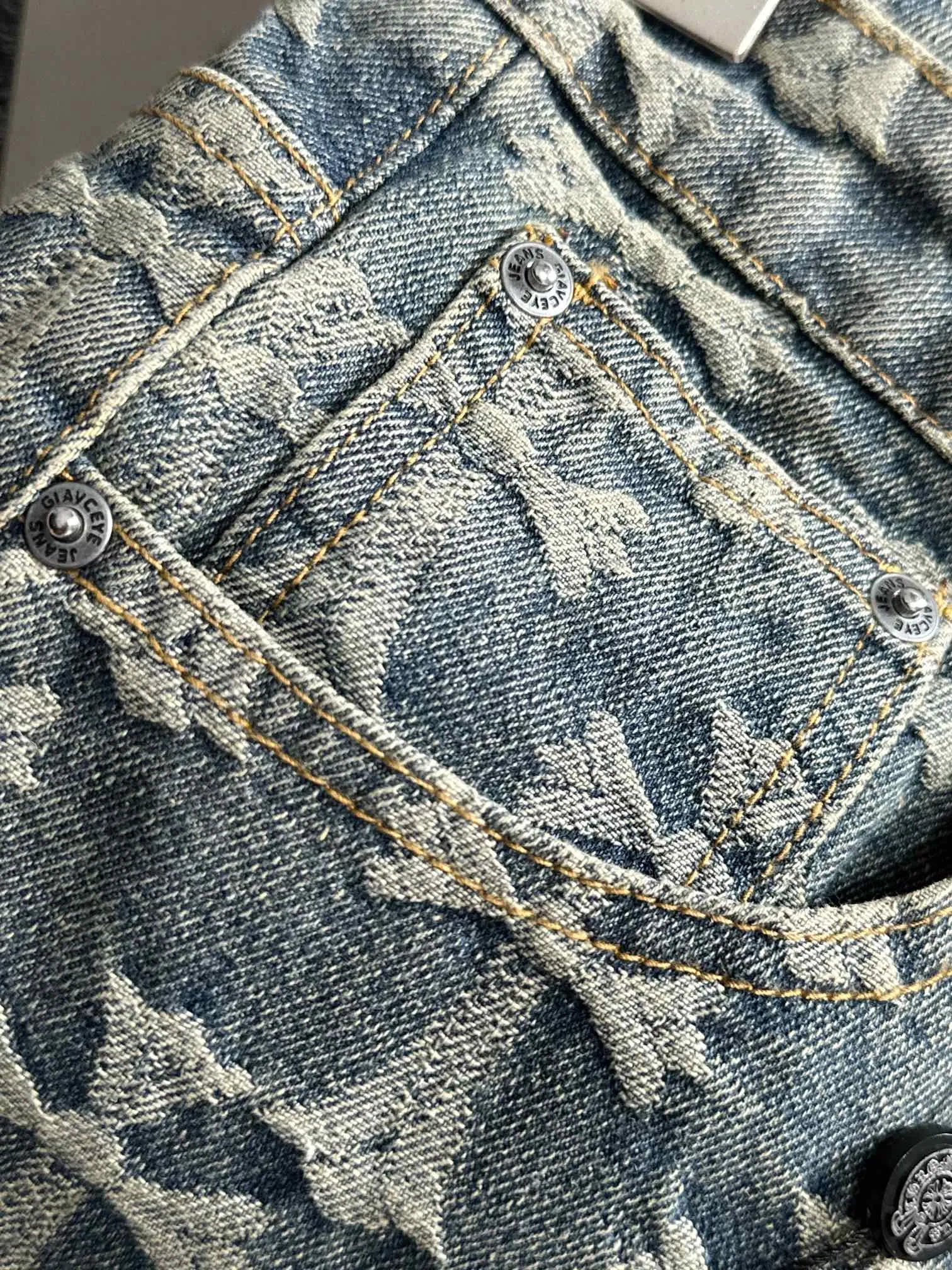 🅿️380 Croxin 2025 Four Seasons Classic Jeans Straight Trousers, the trend in the trend! Many fashion bloggers control the upper body. The water is woven from imported Japanese Denim plain cotton denim fabric. It has three standards. It is soft, delicate, comfortable and breathable. The color has a modern and fashionable vicissitudes. The upper body is versatile and fashionable! Light luxury, a must-have item for daily commuting! Size: M-3XL (please state your height and weight when placing an order)